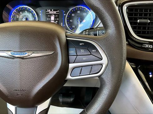 Used 2018 Chrysler Pacifica L image 11