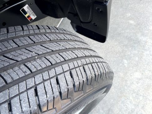 Used 2023 Nissan Frontier SV w/ Technology Package RWD image 9