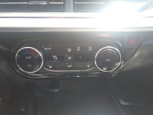 Used 2025 Chevrolet Trax LT w/ LT Convenience Package FWD image 20