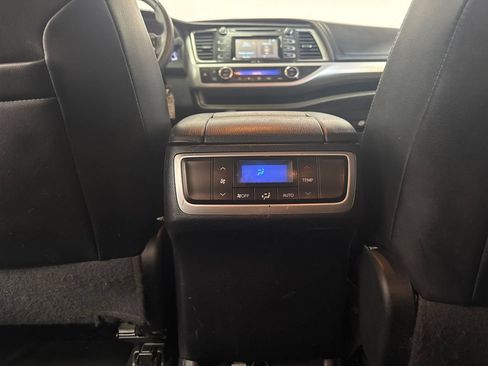 Used 2015 Toyota Highlander Plus AWD/4WD image 19