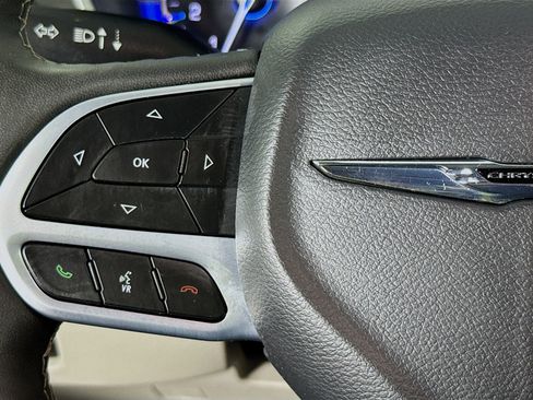 Used 2024 Chrysler Pacifica Touring-L FWD image 13