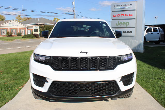 Used 2024 Jeep Grand Cherokee Altitude AWD/4WD image 5
