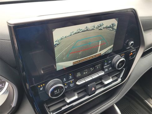 Used 2023 Toyota Highlander XLE image 16