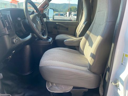 Used 2017 Chevrolet Express 4500 Extended RWD image 7