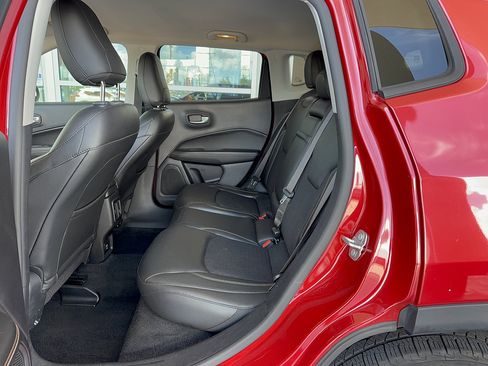 Used 2018 Jeep Compass Latitude FWD image 13