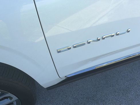 Used 2024 GMC Yukon Denali Ultimate AWD/4WD image 4