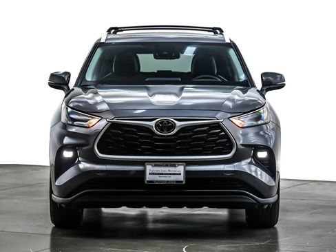 Used 2024 Toyota Highlander XLE image 3