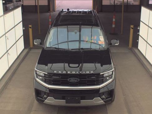 Used 2025 Ford Expedition Max Platinum w/ Driver's Package AWD/4WD image 6
