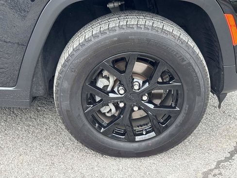 Used 2024 Jeep Grand Cherokee Altitude AWD/4WD image 10