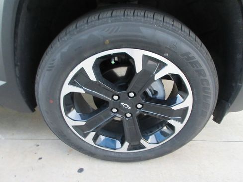 Used 2026 Chevrolet Equinox LT w/ Safety and Technology Package FWD image 9