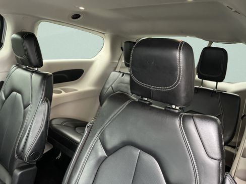 Used 2024 Chrysler Pacifica Touring-L FWD image 21