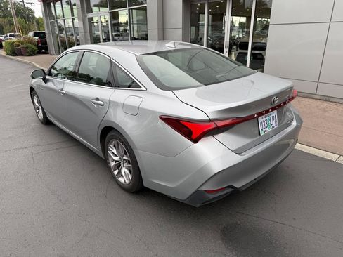 Used 2019 Toyota Avalon XLE w/ Moonroof Package FWD image 3