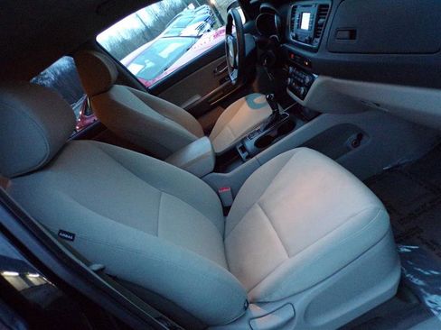 Used 2015 Kia Sedona LX image 19