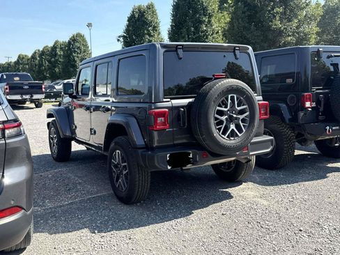 Used 2025 Jeep Wrangler Unlimited Sahara AWD/4WD image 5