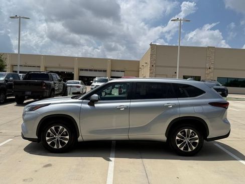 Used 2025 Toyota Highlander XLE FWD image 7