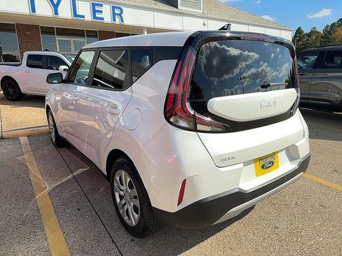 Used 2023 Kia Soul LX image 6