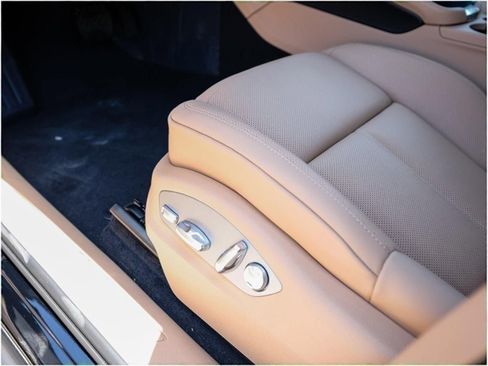 Certified 2025 Porsche Macan AWD/4WD image 14