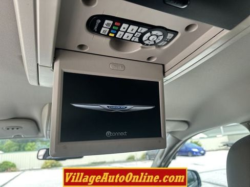 Used 2014 Chrysler Town & Country Touring FWD image 31