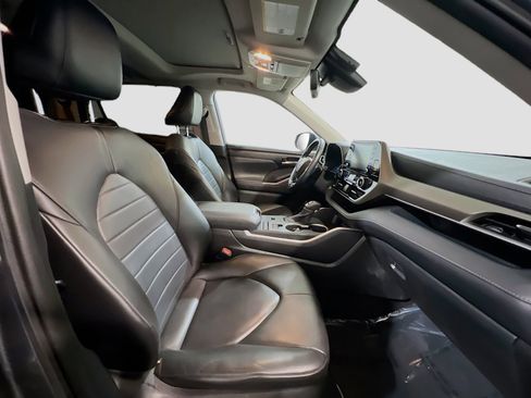 Used 2020 Toyota Highlander XLE image 21