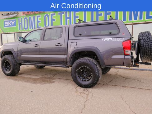 Used 2017 Toyota Tacoma TRD Off-Road image 4