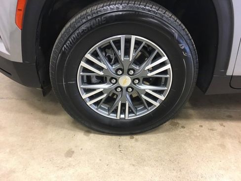 Used 2025 Chevrolet Traverse LT image 11