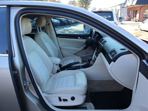 Used 2015 Volkswagen Passat TDI SEL Premium image 16