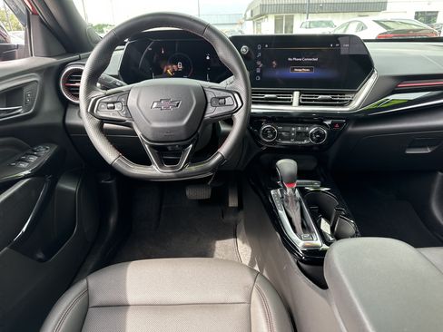 Used 2025 Chevrolet Trax RS w/ Sunroof Package FWD image 13