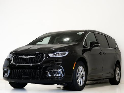 New 2026 Chrysler Pacifica Select image 3