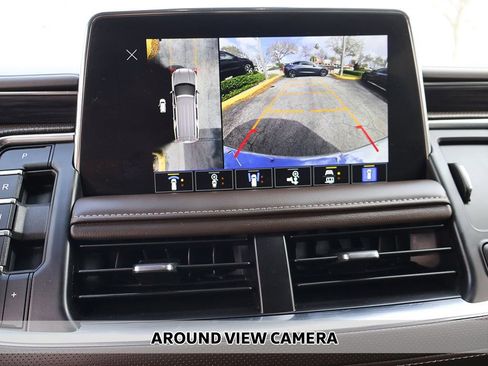 Used 2024 GMC Yukon SLT w/ SLT Luxury Package image 5