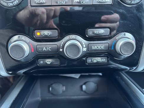 Used 2015 Nissan Pathfinder SV image 34