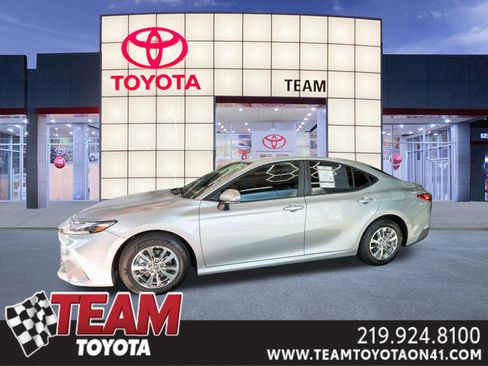 Used 2025 Toyota Camry LE image 1