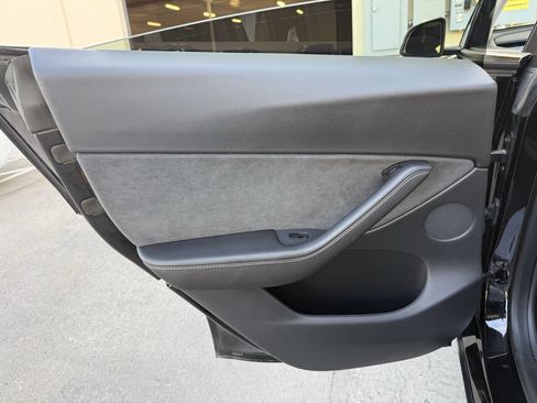 Used 2021 Tesla Model Y Long Range image 3