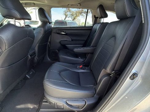 Used 2023 Toyota Highlander XLE image 34