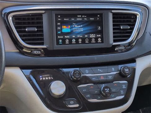 Used 2020 Chrysler Pacifica Touring image 29