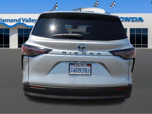 Used 2023 Toyota Sienna XLE FWD image 5