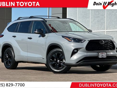 Certified 2025 Toyota Highlander XLE image 1