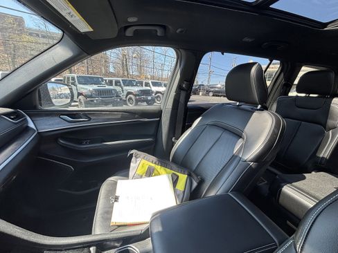 Used 2025 Jeep Grand Cherokee L Limited w/ Luxury Tech Group II image 15