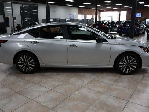 Used 2024 Nissan Altima 2.5 SV FWD image 7