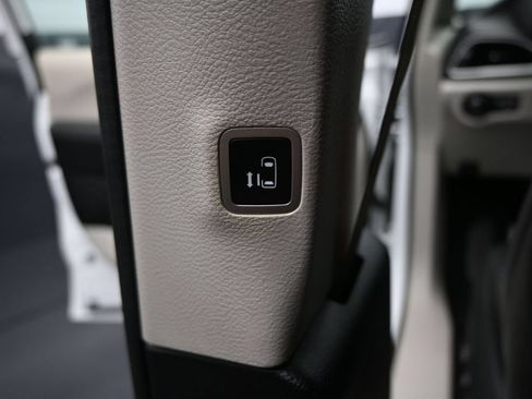 Used 2022 Chrysler Pacifica Touring-L FWD image 25