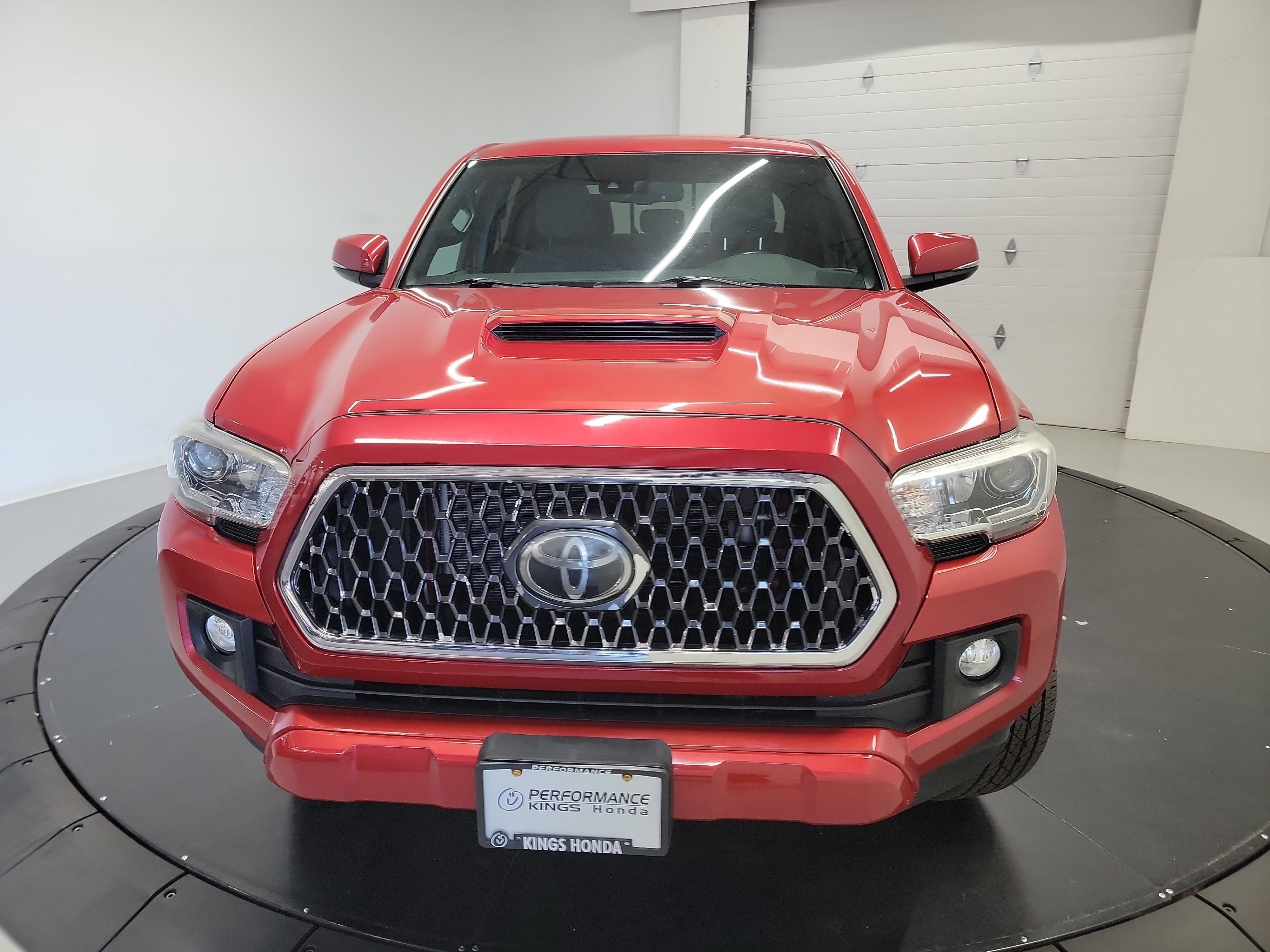 Used 2019 Toyota Tacoma TRD Sport AWD/4WD image 2