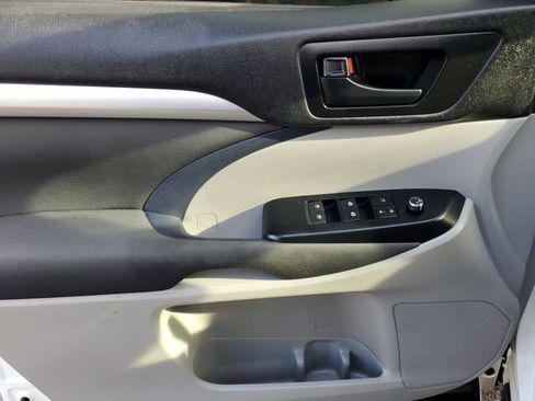 Used 2018 Toyota Highlander LE image 15