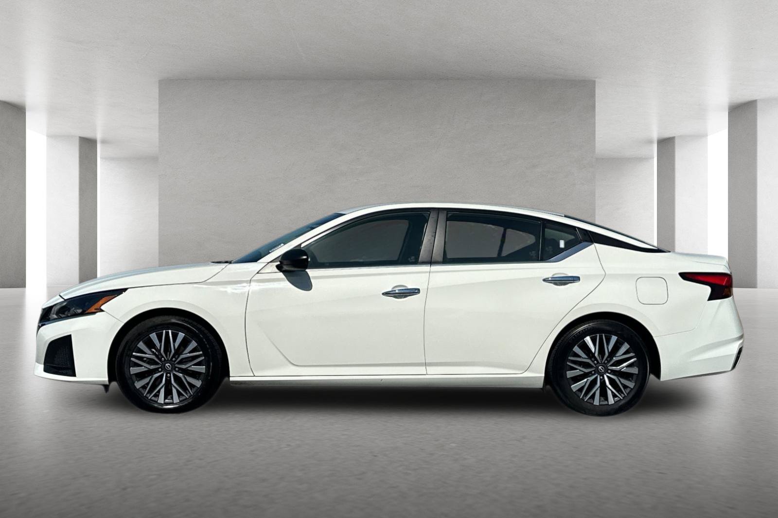 Used 2025 Nissan Altima 2.5 SV FWD image 7