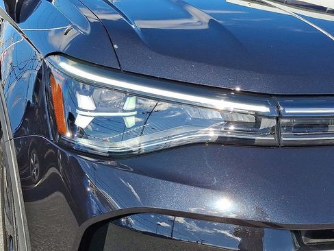 Certified 2025 Volkswagen Taos SEL image 9