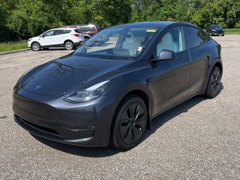 Used 2025 Tesla Model Y Long Range AWD/4WD image 1