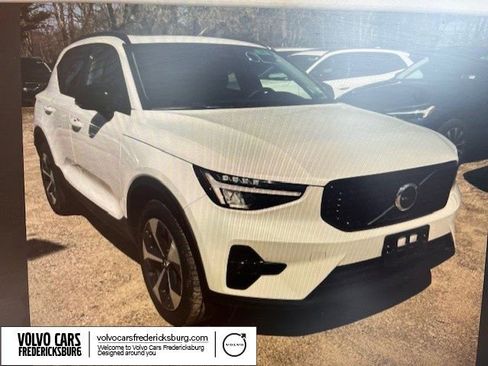 Used 2023 Volvo XC40 B5 Plus w/ Climate Package image 1