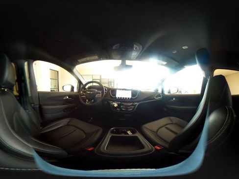 Used 2025 Chrysler Pacifica Select image 38