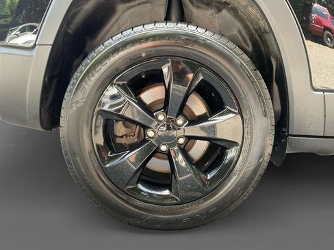 Used 2019 Jeep Cherokee Latitude Plus AWD/4WD image 10