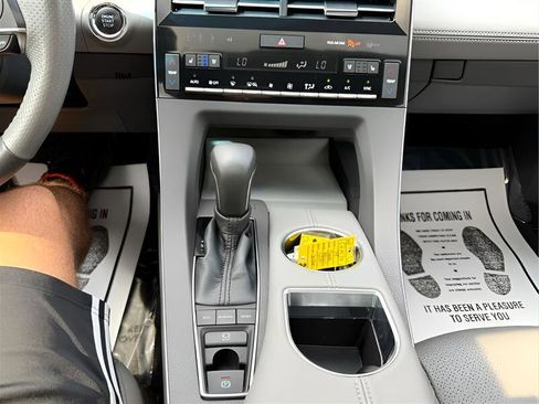 Used 2019 Toyota Avalon Limited image 19