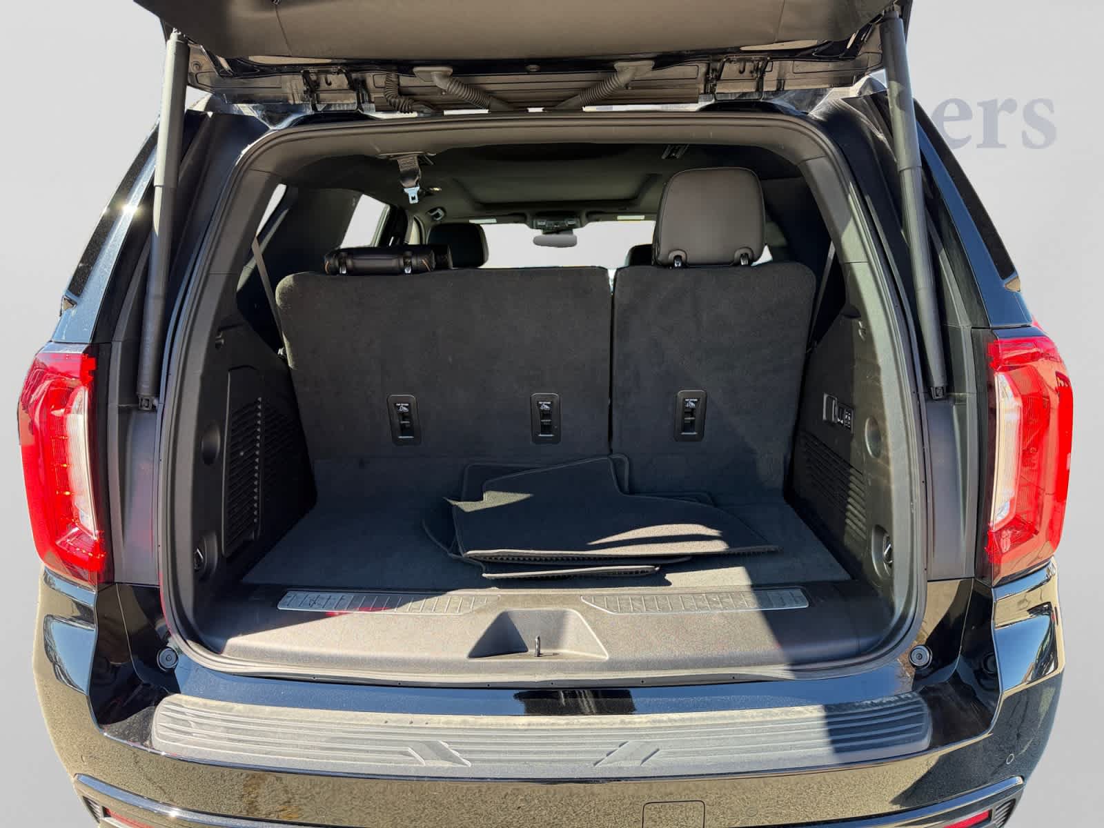 Used 2023 GMC Yukon AT4 w/ AT4 Premium Package AWD/4WD image 19
