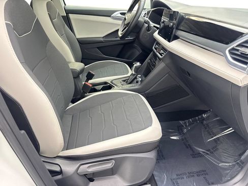 Used 2025 Volkswagen Taos SE w/ Panoramic Sunroof Package FWD image 44